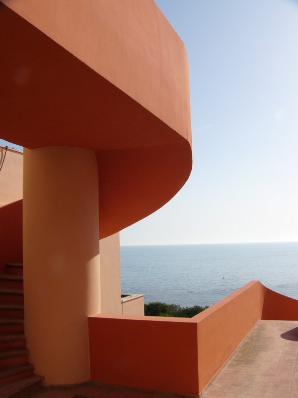 Un escalier extérieur massif et coloré